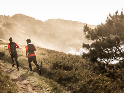 Salir a correr en terreno irregular requiere proveerse de material adecuado: desde la ropa, al calzado o los complementos. Los artículos de Salomon proporcionan de calidad y comodidad.