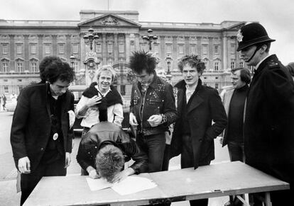 Los Sex Pistols firmando su contrato con la discogr&aacute;fica EMI a las puertas del palacio de Buckingham en 1976