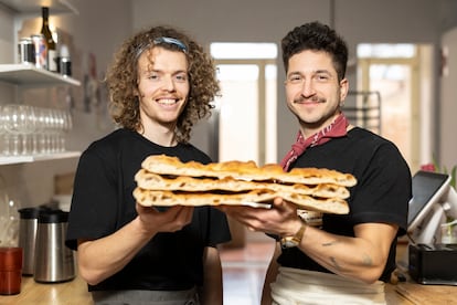 1202 28/02/2024 - Barcelona - GASTRO. Reportaje sbre el horno de pan y focacceria italiana del barrio de Sants Forno Bomba. En la imagen Alberto Montobbio (izq) y Francesco Gottardo, fundadores del Forno Bomba.  Foto: Massimiliano Minocri