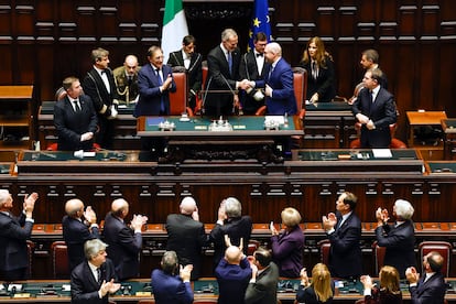 El rey Felipe VI (centro), junto al presidente del Senado italiano, Ignazio La Russa (centro izquierda), y el presidente de la Cmara de Diputados italiana, Lorenzo Fontana (centro derecha), pronuncia un discurso durante su visita a la sede de la Cmara de Diputados de Italia, este mircoles en el Palacio de Montecitorio de Roma.