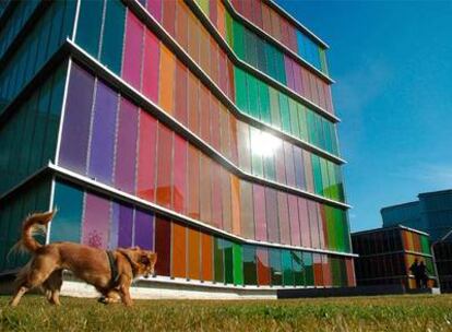 Desde el 1 de abril de 2005, fecha de su apertura, el Museo de Arte Contemporáneo de Castilla y León (Musac) ha recibido más de 466.000 visitantes (el edificio es obra del equipo de arquitectos Tuñón y Mansilla).