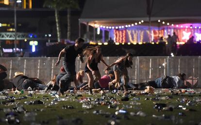 Asistentes al concierto Route 91 salen corriendo en medio de los disparos, el domingo 1 de octubre en Las Vegas.