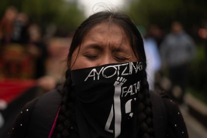 Una joven grita consignas durante la marcha por los 10 años de la desaparición de los normalistas rurales. 