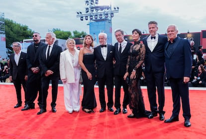 El director Paolo Sorrentino (cuarto por la derecha) acompañado por el actor Toni Servillo (a su lado) junto a parte del elenco, posan en la alfombra roja antes de la proyección de La 'Grazia', filme inaugural en competición en la 82ª edición del Festival de Cine de Venecia.