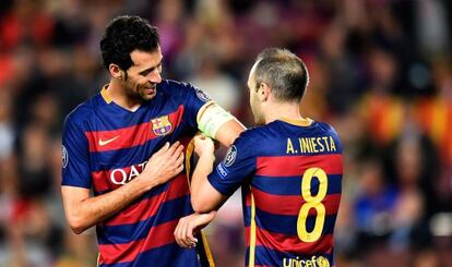 Iniesta le cede el brazalete a Busquets ante el BATE.