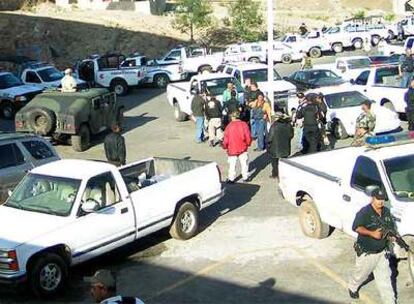 Agentes de policía en una carretera cerca de la ciudad de Arizpe durante la operación.