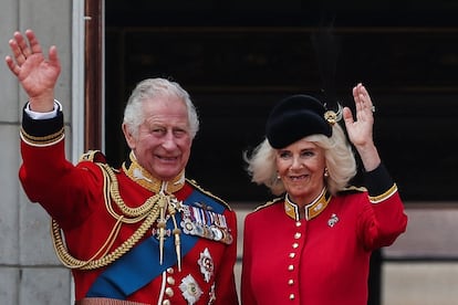 El rey Carlos III y la reina Camila se despiden de los ciudadanos presentes en el desfile Tropping the Colour que honra el cumpleaños oficial del monarca. 