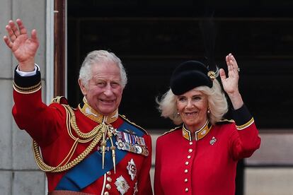 El rey Carlos III y la reina Camila se despiden de los ciudadanos presentes en el desfile Tropping the Colour que honra el cumpleaños oficial del monarca. 