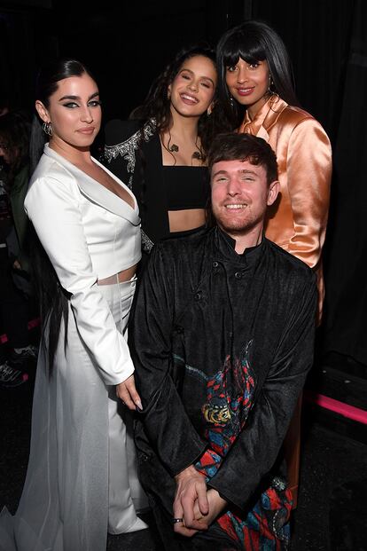 También tuvo tiempo para posar con amigos y artistas con los que ha colaborado, como James Blake. Aquí posando con él, con su pareja Jameela Jamil y con Lauren Jauregui, que entregó el premio a artista emergente a la catalana.