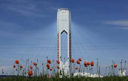 Torre de una de las plantas solares de Abengoa.