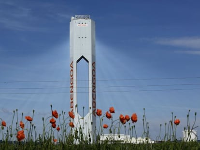 Torre de una de las plantas solares de Abengoa.