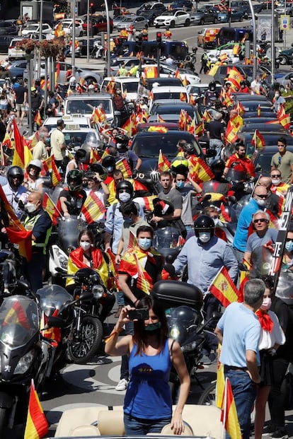 Participantes en la manifestación promovida por Vox en Madrid. La marcha ha partido de la plaza de Cibeles para seguir por el paseo de Recoletos, Colón, calles de Goya y Serrano y finalizar en la Puerta de Alcalá.