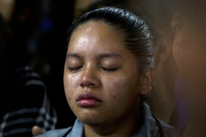 Una mujer llora en el funeral del ecuatoriano Karen Jemima Mosquera, en Jerusaln.