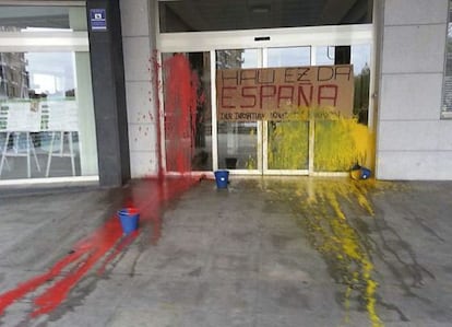 Estado en que quedó la entrada del Ayuntamiento de Basauri tras el ataque.