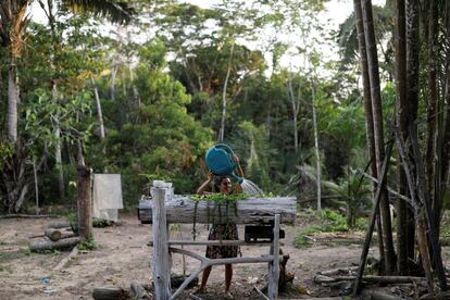 La esposa de Vinicius Dos Santos, quien está amenazado por policías y ganaderos, riega alimentos en el Proyecto de Desarrollo Sostenible (PDS) Virola-Jatoba en Anapu (Brasil).