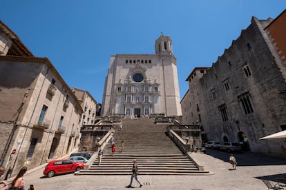 21. Girona: Plaza de la Catedral.