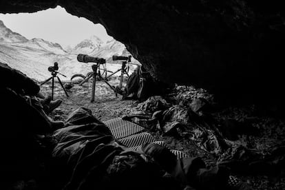 El refugio de Vincent Munier y Sylvain Tesson en una gruta para observar al leopardo.