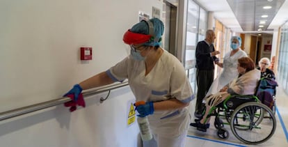 Una trabajadora de la residencia de Puente Viesgo (Cantabria) desinfecta las zonas comunes.