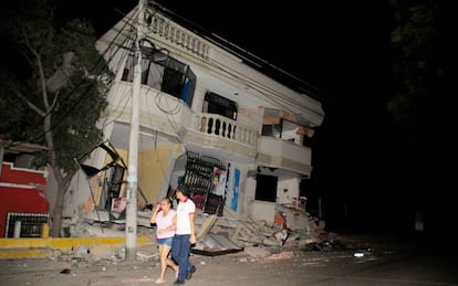 Varias edificaciones resultaron afectadas en Guayaquil como consecuencia del sismo. Algunos habitantes decidieron abandonar sus viviendas y pasar la noche en las calles.