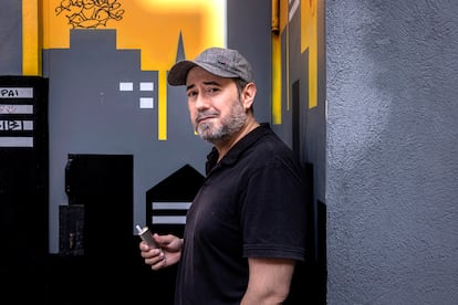 El director de cine Álex Montoya, esta semana, e el barrio de Benimaclet de Valencia, donde vive.