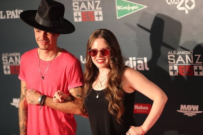 El dúo mexicano Jesse & Joy posan para los medios gráficos.