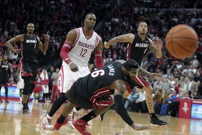 LeBron James cae ante Dwight Howard 