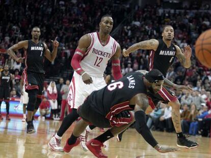 LeBron James cae ante Dwight Howard