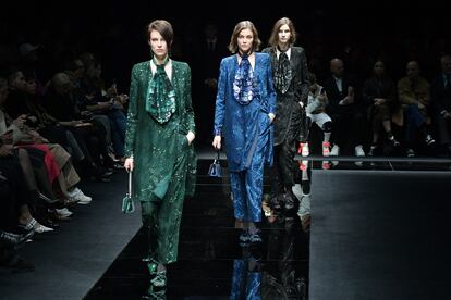 Tres modelos muestran diseños de Emporio Armani en uno de los últimos desfiles de la Semana de la Moda de Milán, el 21 de febrero de 2020.
