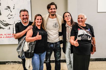 Juan Diego Botto posa con los afectados y activistas de la vivienda en el preestreno de 'En los márgenes'.