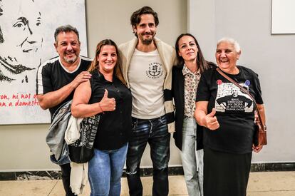 Juan Diego Botto posa con los afectados y activistas de la vivienda en el preestreno de 'En los márgenes'. 