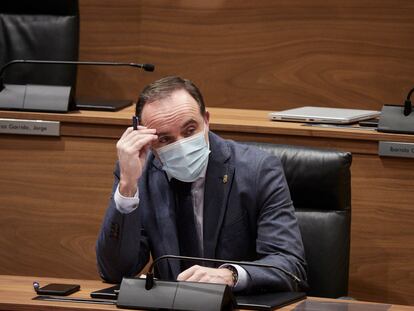 El presidente de UPN, Javier Esparza, en una sesión plenaria, en el Parlamento de Navarra, a 10 de febrero de 2022, en Pamplona, Navarra.