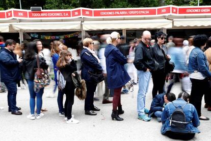 Cola el último domingo de la Feria en una firma de ejemplares.