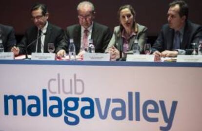 La ministra de Fomento, Ana Pastor (2d), preside junto al alcalde de Málaga, Francisco de la Torre (2i), el presidente de Málaga Valley, Javier Cremades (d) y el presidente de la Comisión Nacional de la Competencia (CNC), Joaquín García-Bernaldo, la inauguración de la XIV reunión de presidentes del Club Málaga Valley sobre proyectos ferroviarios, innovación y empresas de base tecnológica.