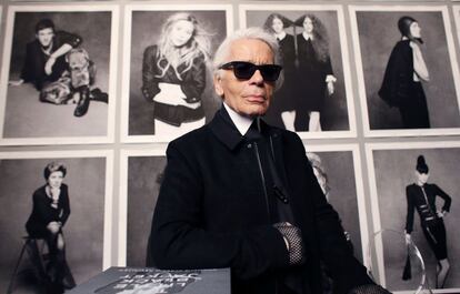 El director creativo de Chanel, Karl Lagerfeld, posa antes de la apertura de su exposición fotográfica titulada "Little Black Jacket" en noviembre de 2012 en París.