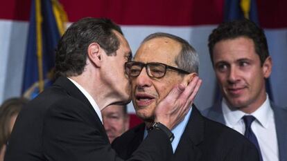 Andrew Cuomo fa un petó al seu pare, Mario, el novembre del 2014.