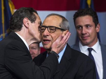 Andrew Cuomo besa a su padre Mario, en noviembre de 2014.
