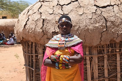 Pilot Lenaigwanai, superviviente de la violencia doméstica, delante de su cabaña de barro del refugio para mujeres del poblado de Umoja, en el norte de Kenia.