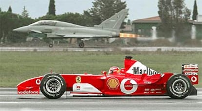 Un momento de la carrera entre un avión y un Fórmula 1.