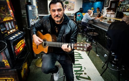 Ismael Serrano posa en el bar Núñez, en el barrio de La Latina de Madrid donde tiene su estudio.