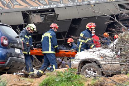 Grecia nunca había vivido un accidente de tal magnitud. Se han declarado tres días de luto, con banderas a media asta en todos los edificios públicos y suspensión de celebraciones públicas. En la imagen, los bomberos trasladan el cuerpo de una víctima, en la escena del suceso, este miércoles. 