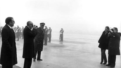 El vicepresidente primero del Gobierno, Manuel Gútierrez Mellado, fotografía a la reportera gráfica Queca Campillo, tras despedir al canciller alemán Helmut Schmidt en Barajas en 1980.