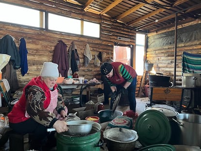 Raya and Tatiana, in the small volunteer center that they manage at the gates of Donbas.