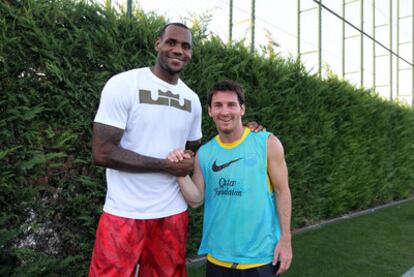 LeBron James, ayer en Barcelona con Messi.