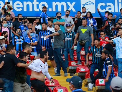 Aficionados de Querétaro y Atlas se enfrentan al minuto 62, donde familias tuvieron que ser resguardadas en la cancha.