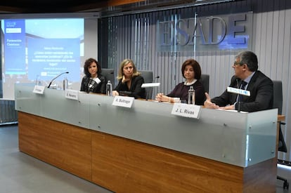 De izquierda a derecha: Pilar Peláez (Cigna); Eugenia Navarro (ESADE); Ana Buitrago (Amazon); y José Luis Rivas (Wolters Kluwer).