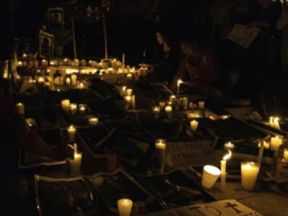Periodistas depositan velas para protestar por los recientes asesinatos.