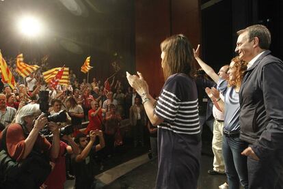 Jos&eacute; Luis Rodr&iacute;guez Zapatero, entre N&uacute;ria Parlon (i) y Meritxell Batet. 