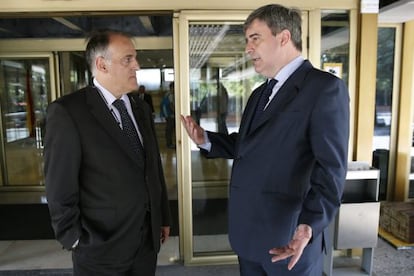 El presidente del Consejo Superior de Deportes, Miguel Cardenal, conversa con el presidente de la Liga de Fútbol Profesional, Javier Tebas
