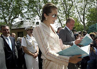 El rey Juan Carlos y la infanta Elena, en la inauguración de la 63ª Feria del Libro de Madrid, en el parque del Retiro.