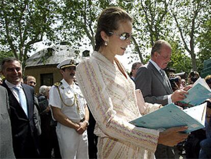 El rey Juan Carlos y la infanta Elena, en la inauguración de la 63ª Feria del Libro de Madrid, en el parque del Retiro.